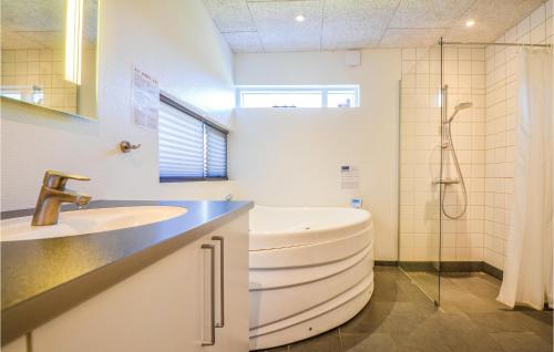 エーベルトフトにあるBeautiful Home In Ebeltoft With Kitchenのバスルーム(バスタブ、シンク、シャワー付)