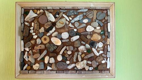 a picture of some rocks and stones in a wooden frame at Ferienwohnung Stockrose in Lohme