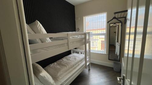 2 łóżka piętrowe w pokoju z lustrem w obiekcie ANFIELD PLACE TO STAY w Liverpoolu