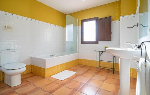 a bathroom with a toilet and a sink at Awesome Home In Teba With Kitchen in Teba