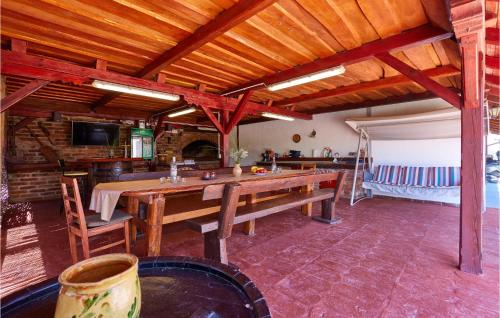 uma sala de jantar com uma grande mesa de madeira e cadeiras em Pet Friendly Home In Gudovac With Wifi em Gudovac