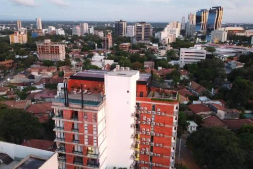 une vue aérienne sur une ville avec un grand bâtiment dans l'établissement 1F Flats del Sol - A pasos del Shopping del Sol, à Asuncion