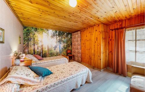 Katil atau katil-katil dalam bilik di Nice Home In St Pierre Deyraud With Outdoor Swimming Pool