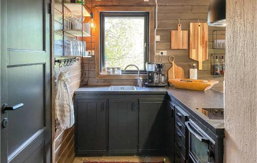 Ett kök eller pentry på Cozy Home In Stordal With House A Mountain View