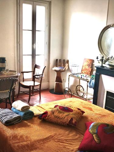 um quarto com uma cama e um quarto com uma lareira em 19 em Marselha