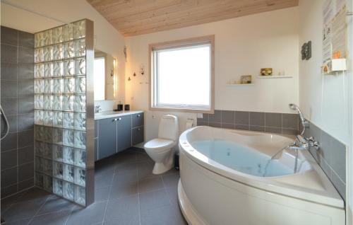 Koupelna v ubytování Beautiful Home In Frstrup With Wifi