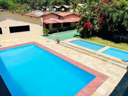 uma vista superior de duas piscinas num quintal em Hotel Gruta da Serra em Guaramiranga