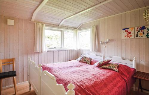 Schlafzimmer mit einem Bett mit einer roten Bettdecke in der Unterkunft 2 Bedroom Nice Home In Silkeborg in Silkeborg