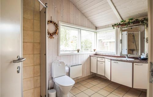 ein Bad mit einem WC und einem Waschbecken in der Unterkunft 2 Bedroom Nice Home In Silkeborg in Silkeborg