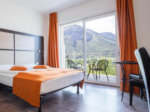 Nespecifikovaný výhled na hory nebo výhled na hory při pohledu z hotelu