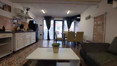 Kuchyň nebo kuchyňský kout v ubytování Morrison Apartments