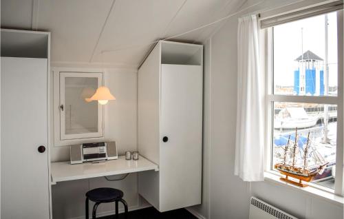 エーベルトフトにあるKrebsen 617のデスクと窓が備わる小さな客室です。