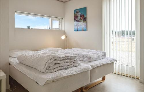BrovstにあるBeautiful Home In Brovst With Wifiのベッドルーム1室(白いシーツ付きのベッド1台、窓付)