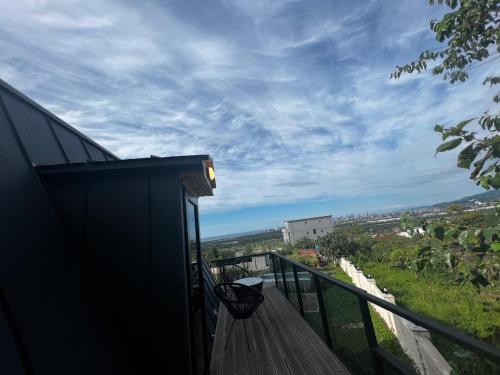 una vista desde el balcón de una casa en La'Familia, en Batumi