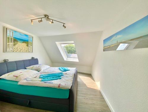 um quarto com uma cama com uma cabeceira azul em Ferienwohnung, schön & modern, Strand/ -Grimmershörnbucht em Cuxhaven