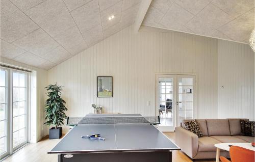 エーベルトフトにあるAwesome Home In Ebeltoft With 7 Bedrooms, Indoor Swimming Pool And Swimming Poolのリビングルーム(テーブル、ソファ付)