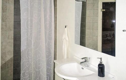 uma casa de banho com um lavatório e uma cortina de chuveiro em 3 Bedroom Amazing Home In Fjerritslev em Fjerritslev
