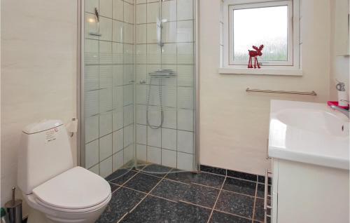 Ένα μπάνιο στο Stunning Home In Egtved With House A Panoramic View