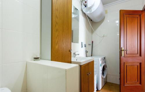 een badkamer met een wastafel en een wasmachine bij Beautiful Apartment In Santa Pola With Outdoor Swimming Pool in Santa Pola