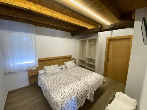 1 dormitorio con cama y ventana grande en Casa Berzoso en Gajano en Gajano