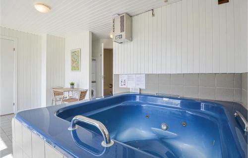 エーベルトフトにあるStunning Home In Ebeltoft With 4 Bedrooms, Sauna And Wifiのキッチン(テーブル付)の大きな青いバスタブ