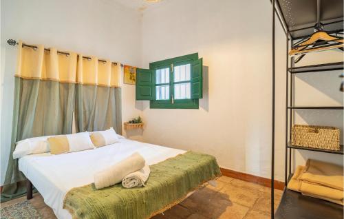 - une chambre avec un lit et une fenêtre dans l'établissement 2 Bedroom Pet Friendly Home In Teba, à Teba