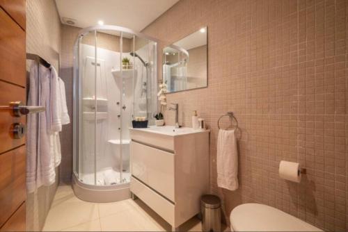 W łazience znajduje się prysznic, umywalka i toaleta. w obiekcie Luxury Villa 3+1 BD & pool/jacuzzi/golf/beach w mieście Vale do Lobo