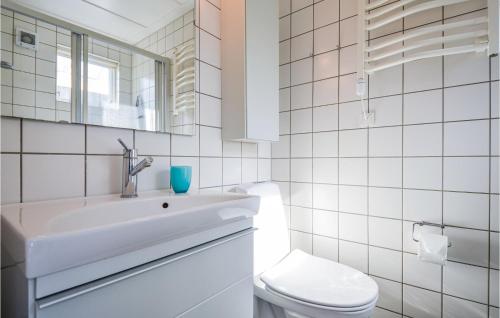 エーベルトフトにあるKrabben 390の白いバスルーム(洗面台、トイレ付)