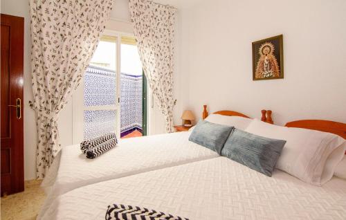 1 dormitorio con 2 camas y ventana en Beautiful Apartment In Chipiona With Kitchenette en Chipiona