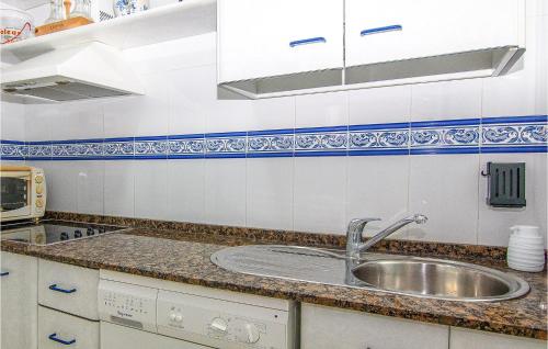 cocina con fregadero y encimera en Beautiful Apartment In Chipiona With Kitchenette en Chipiona