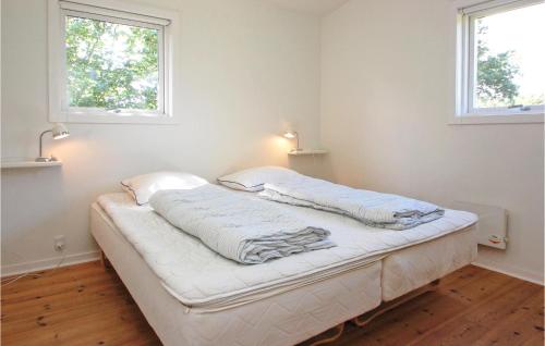 ein Bett in einem Zimmer mit zwei Decken darauf in der Unterkunft Amazing Home In Haderslev With Kitchen in Årøsund