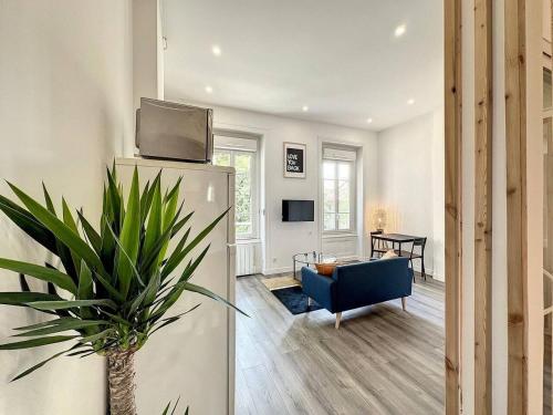 un salon avec une télévision au-dessus d'un réfrigérateur dans l'établissement Appartement confortable Lyon Part Dieu Felix 1, à Lyon