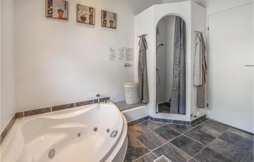 エーベルトフトにある4 Bedroom Gorgeous Home In Ebeltoftのバスルーム(白いバスタブ、シャワー付)