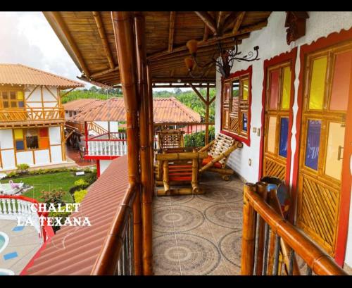 an outside view of a house with a balcony at Chalet la texana in Filandia