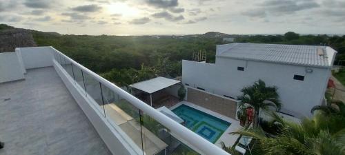 un balcón de una casa con piscina en Cabaña villa kary, en Barranquilla