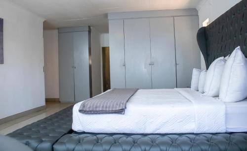 Cama o camas de una habitación en View Point Self Catering Muldersdrift