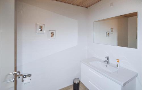 Vannas istaba naktsmītnē 3 Bedroom Beautiful Home In Silkeborg