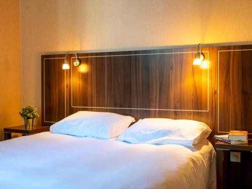 sypialnia z dużym łóżkiem z drewnianym zagłówkiem w obiekcie Studio Jausiers, 1 pièce, 4 personnes - FR-1-165B-49 w mieście Jausiers