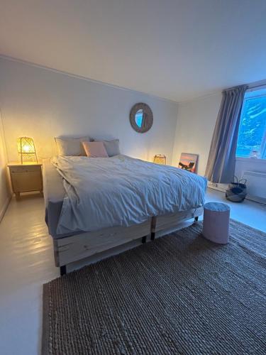 Un dormitorio con una cama grande y una ventana en Casa Lofoten Ramberg Beach Sauna Surfing Kvalvika Reine en Ramberg