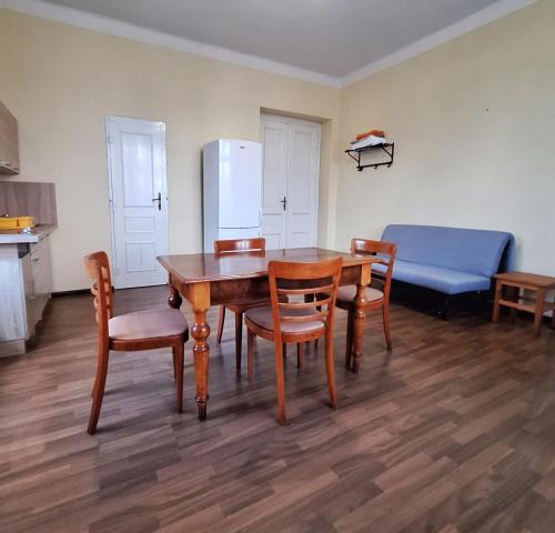 een keuken met een tafel en stoelen en een blauwe bank bij Apartmán Nad hradem in Týnec nad Sázavou