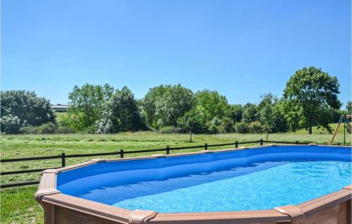 une piscine avec une clôture et un champ dans l'établissement Stunning Home In Poitou Charentes With Jacuzzi, Wifi And Outdoor Swimming Pool, à Viennay