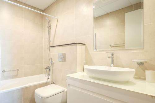Koupelna v ubytování Elite LUX Holiday Homes - Serene Golf View Living 1 BHK in Damac Hills Dubai