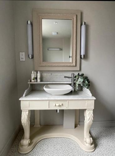 a bathroom with a sink and a mirror at The King's Arms in Dorchester