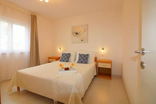Un dormitorio con una cama con una bandeja de fruta. en Melisa 5, en Poreč
