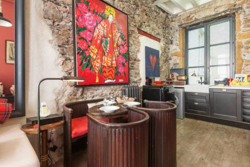 une cuisine avec une table et des chaises dans une pièce dans l'établissement Montee du change, à Lyon