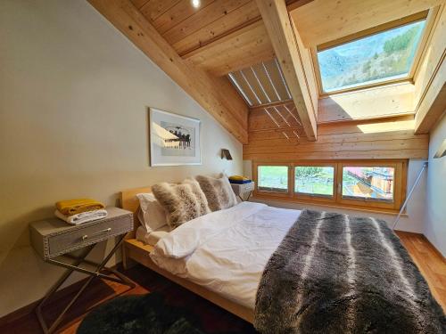 Aramis Penthouse في ساس في: غرفة نوم بسرير كبير في سقف خشبي