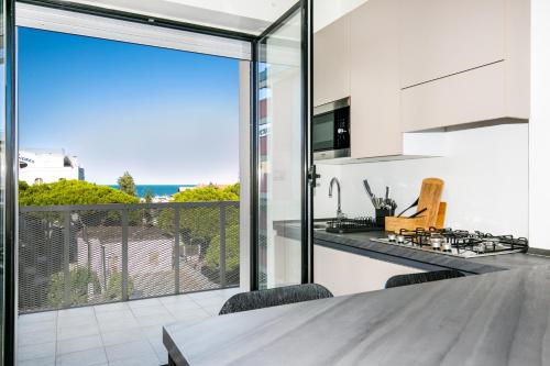 リミニにあるCasa Parco del Mareの海の景色を望むキッチン(テーブル付)