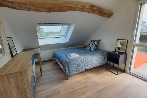 1 dormitorio con cama, escritorio y ventana en Gîte Sweetloire, en La Menitré