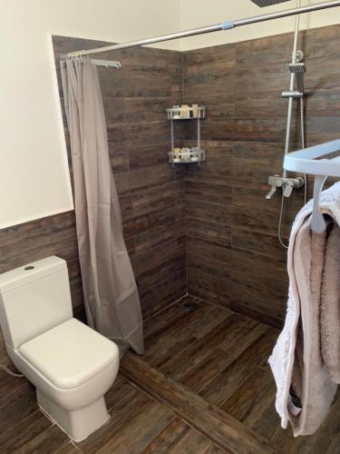 ein Bad mit einem WC und einer Dusche in der Unterkunft Zi Loft Beach Cottage in Matemwe