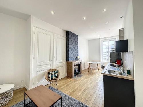 une cuisine et un salon avec un évier et une table dans l'établissement Cosy appt Part Dieu Félix 3, à Lyon